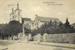 Katcholische Kirche mit Pfarrhaus